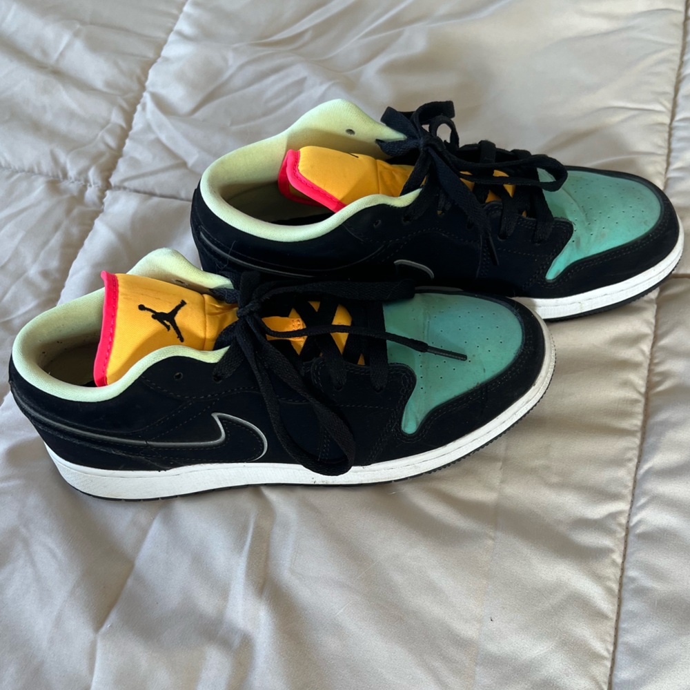 Air Jordan 1 Low SE GS 'Aurora Green' 6.5 Y women’s 8 - Picture 2 of 5